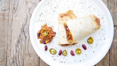 Restoran masasında tortilla.