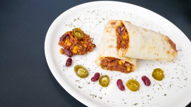 Restoran masasında tortilla.