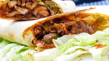 Restoran masasında tortilla.