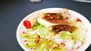 Restoran masasında tortilla.