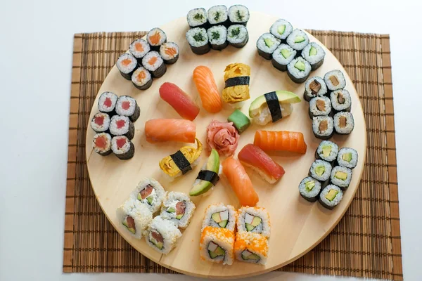 Restoran masasında suşi.
