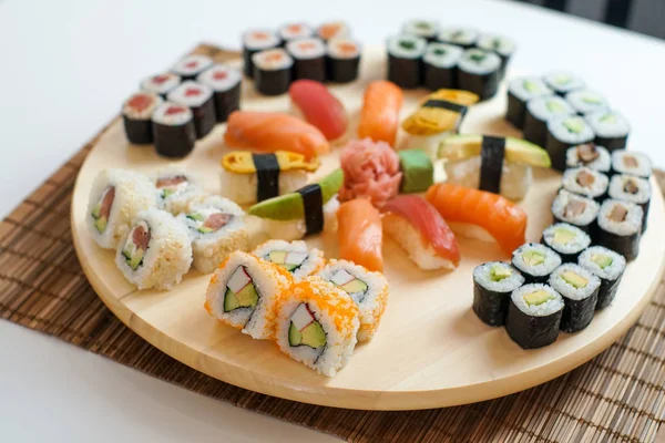 Sushi Ett Restaurangbord — Stockfoto