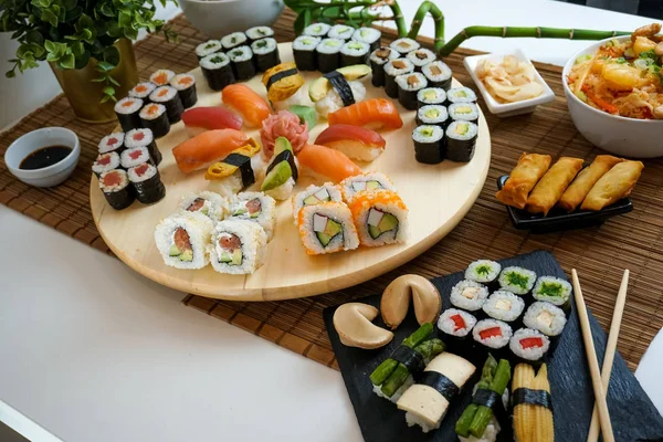 Sushi Ett Restaurangbord — Stockfoto