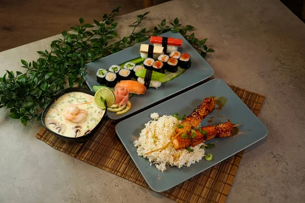 Restoran masasında suşi.