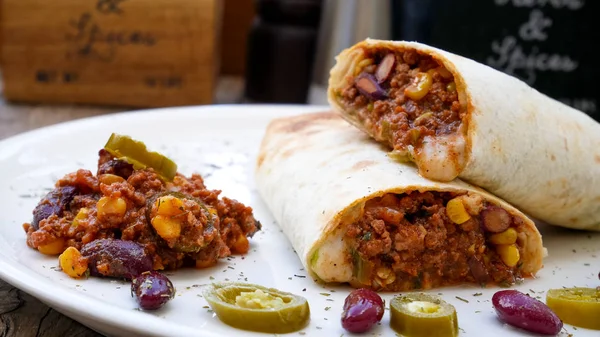 Restoran masasında tortilla.