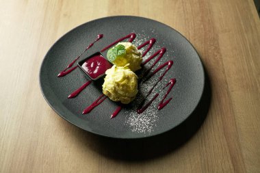 Lokanta masasında tatlı.