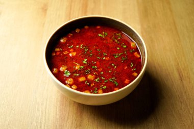 Restoran masasında çorba.