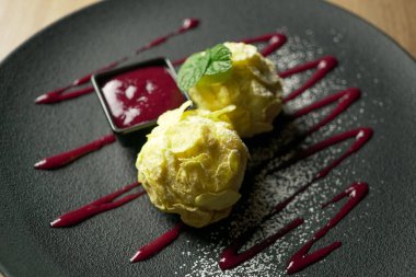 Lokanta masasında tatlı.