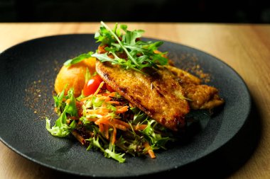 Restoran masasında tavuk yemeği.