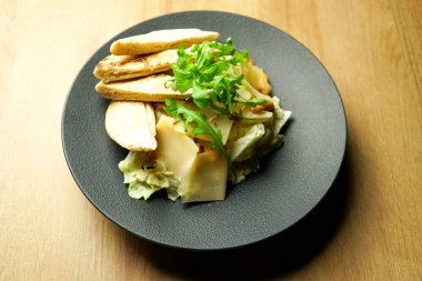 Restoranda ana yemek.