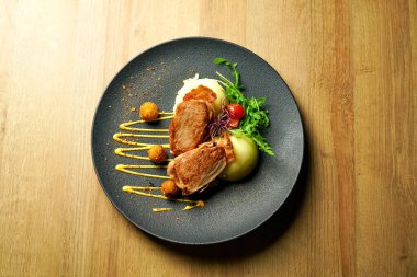 Restoran masasında tavuk yemeği.