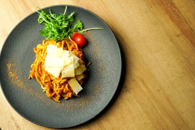 Restoran masasında makarna.