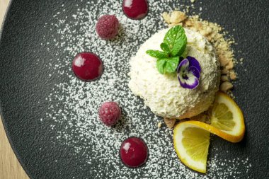 Lokanta masasında tatlı.