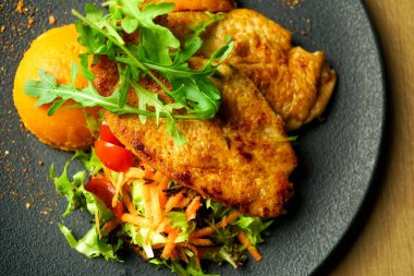 Restoran masasında tavuk yemeği.