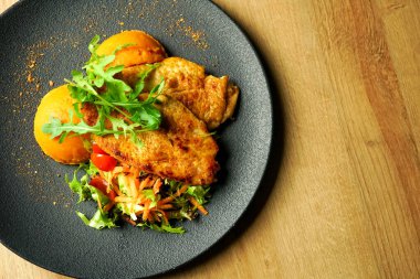 Restoran masasında tavuk yemeği.