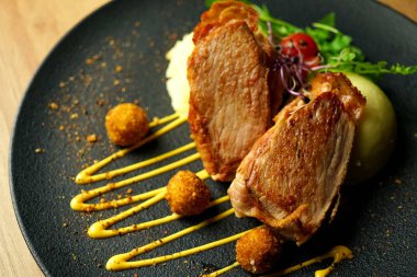 Restoran masasında tavuk yemeği.