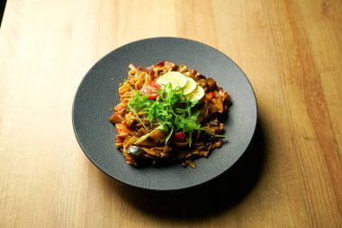 Restoranda ana yemek.