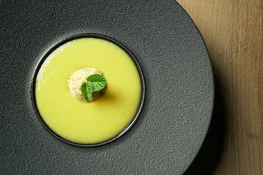 Lokanta masasında tatlı.