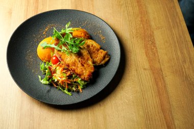 Restoran masasında tavuk yemeği.