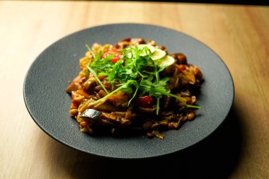 Restoranda ana yemek.