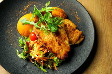 Restoran masasında tavuk yemeği.