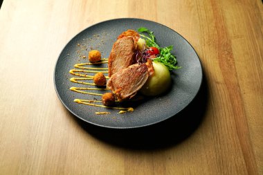 Restoran masasında tavuk yemeği.