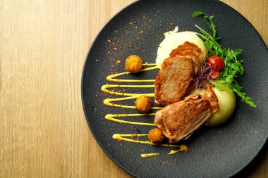 Restoran masasında tavuk yemeği.