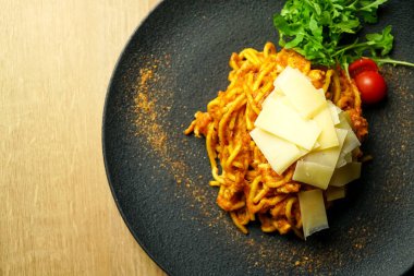 Restoran masasında makarna.