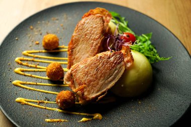 Restoran masasında tavuk yemeği.