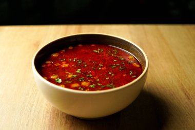 Restoran masasında çorba.