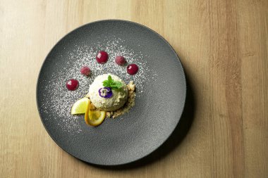 Lokanta masasında tatlı.