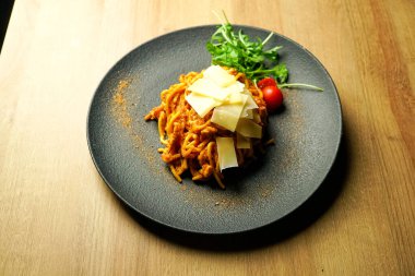 Restoran masasında makarna.