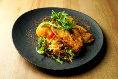 Restoran masasında tavuk yemeği.