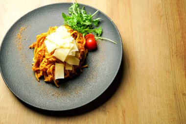 Restoran masasında makarna.