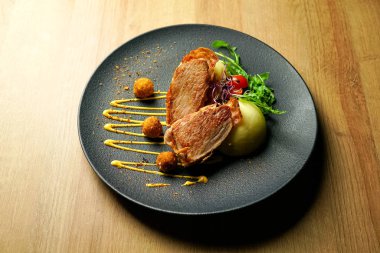 Restoran masasında tavuk yemeği.