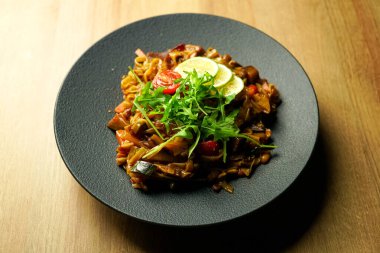 Restoranda ana yemek.