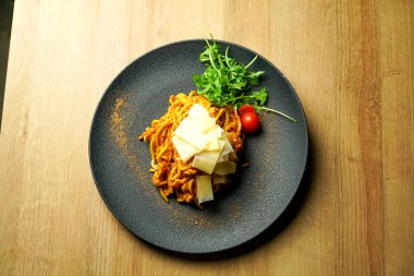 Restoran masasında makarna.