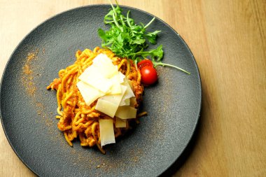 Restoran masasında makarna.