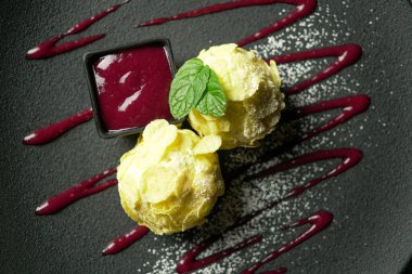 Lokanta masasında tatlı.