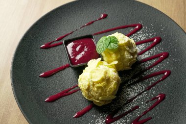 Lokanta masasında tatlı.