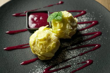 Lokanta masasında tatlı.