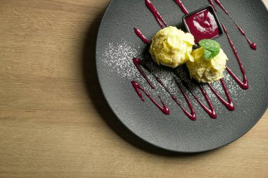 Lokanta masasında tatlı.