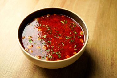 Restoran masasında çorba.