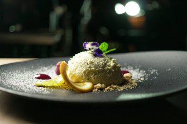 Lokanta masasında tatlı.