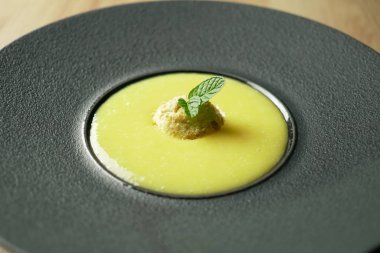 Lokanta masasında tatlı.