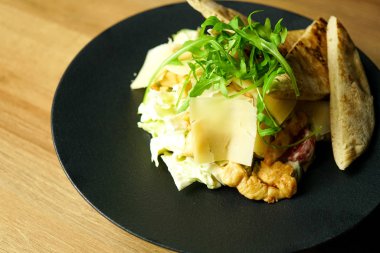 Restoranda ana yemek.