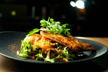 Restoran masasında tavuk yemeği.