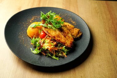 Restoran masasında tavuk yemeği.