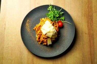 Restoran masasında makarna.