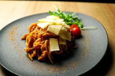 Restoran masasında makarna.